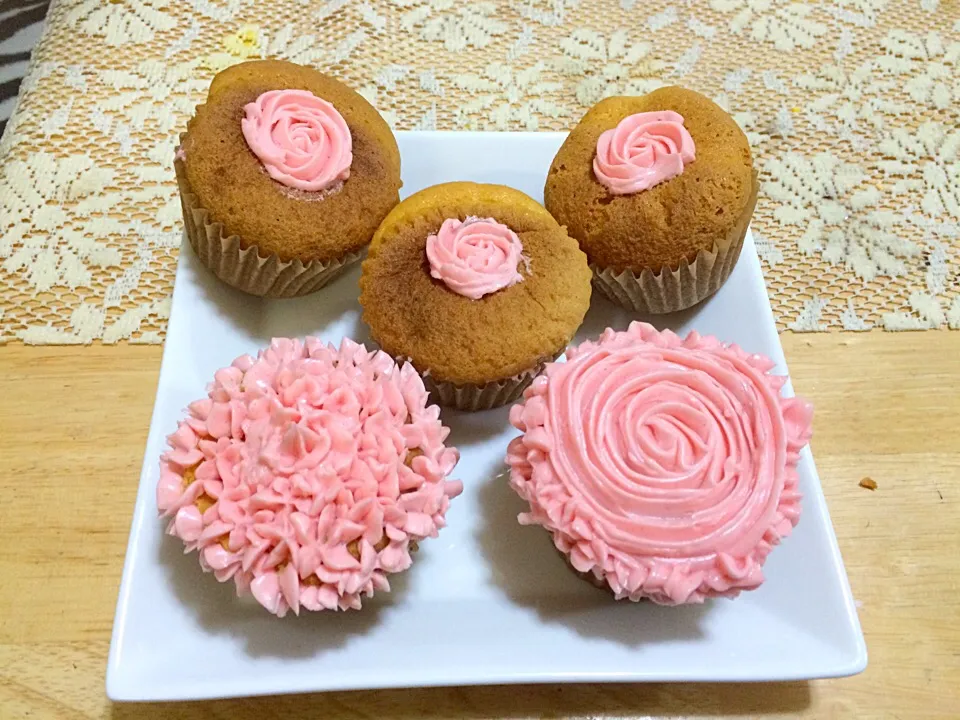 Vanilla Cupcakes with frosting|エリカ❤️さん