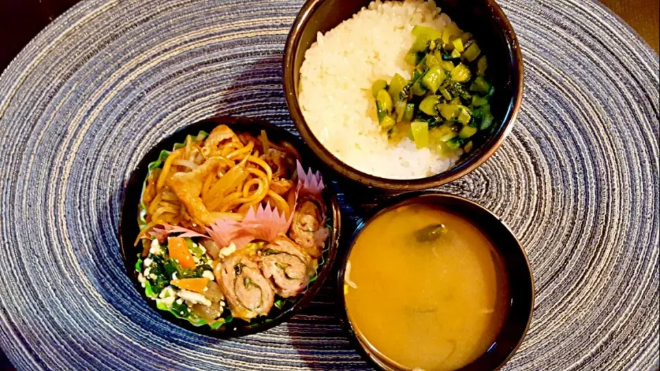 お弁当。焼きそばと豚しそチーズ巻きと白あえとお味噌汁。土曜日ですお疲れ様でした(´>ω<｀)|エリカさん