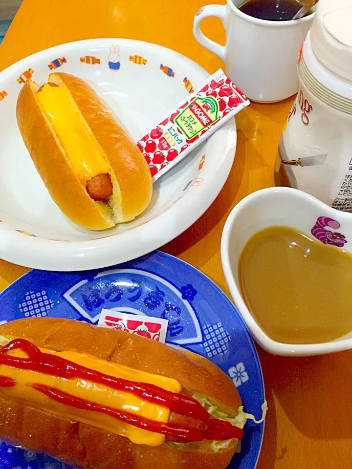 ホットドッグ  (ロングウィンナー  チェダーチーズ  キャベツ)  カフェオレ☕️|ch＊K*∀o(^^*)♪さん