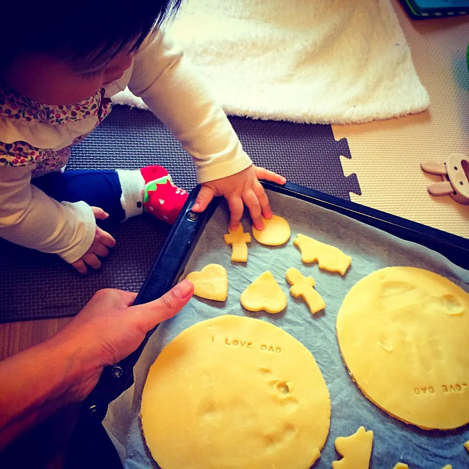 バレンタインの準備♥️娘ちゃんからパパへ手形クッキー作成中✋👶❤️👨|Sanjiさん