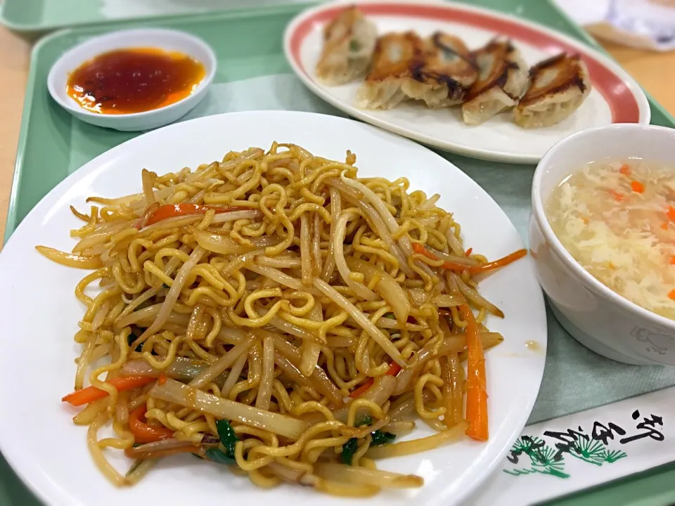 Snapdishの料理写真:香港焼きそば＋餃子|こさん