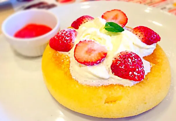 いちごとマスカルポーネのパンケーキ - Strawberry & mascarpone cream pancake😋❤️✨|Liezlさん