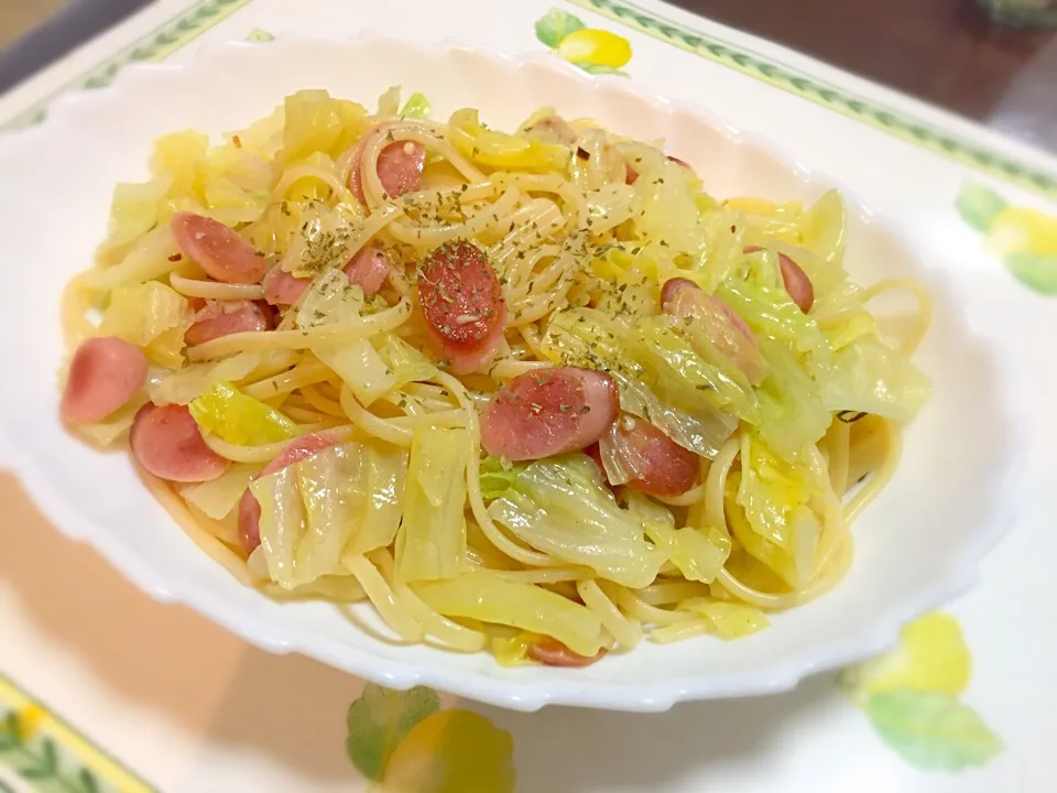 キャベツとウィンナーのコンソメパスタ|あやかさん