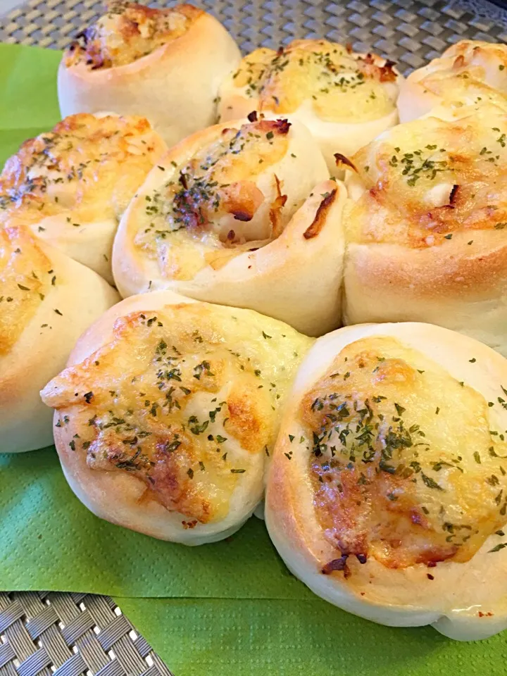 バレンタインに
手作りハムチーズパン😋|タエさん