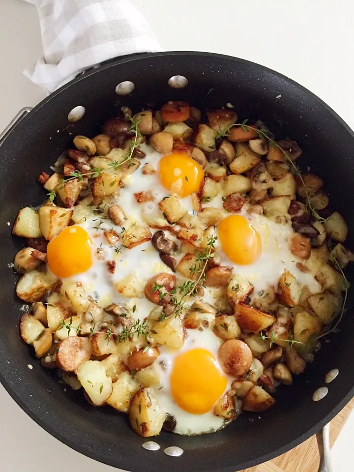 Baked eggs with mushrooms, potatoes, sausages and bacon|12Dragonさん