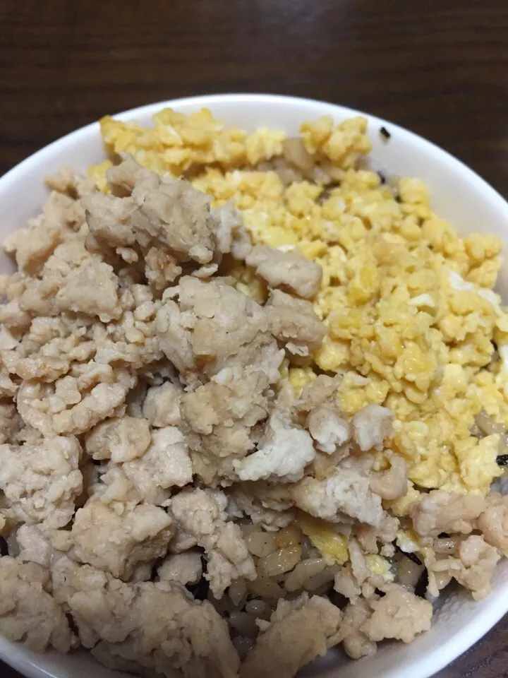 ひじき入桜ご飯に鶏そぼろとたまごそぼろで親子丼|Rachi Hirokoさん