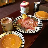 Saturday breakfast - pancakes, bacon and hot chocolate|Jasmin Palmerさん