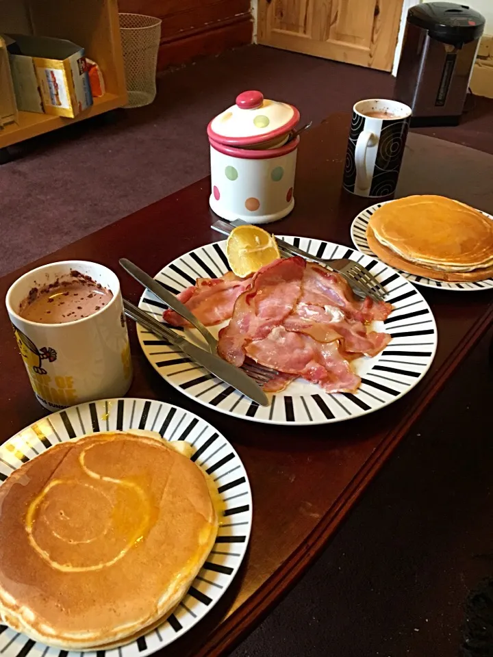 Saturday breakfast - pancakes, bacon and hot chocolate|Jasmin Palmerさん