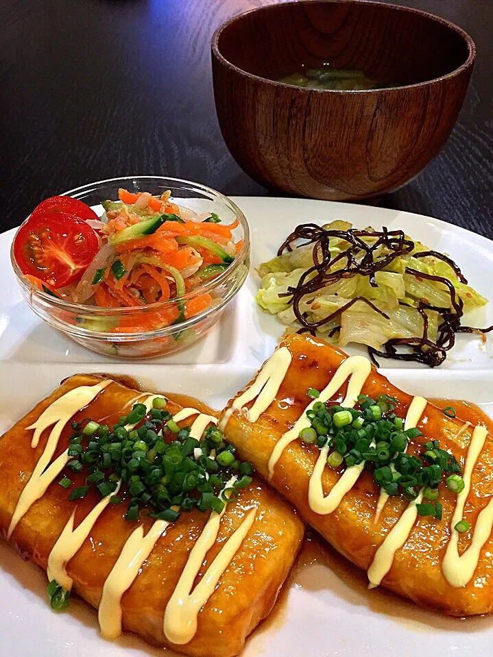 ⭐️お豆腐の照り焼きマヨステーキ
⭐️キャベツの胡麻昆布和え
⭐️もやしと人参のサラダ
⭐️新玉ねぎと小松菜の味噌汁|よっちぃさん