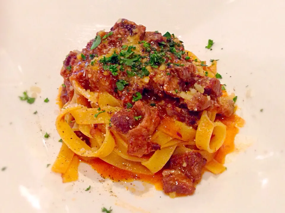 LA PASTA『TAGLIATELLE CON RAGU DI CINGHIALE』／パスタ『自家製幅広パスタ タリアテッレ 柔らかく煮込んだイノシシの赤ワイン煮込みソース』／Pasta dishes 『Home made pasta Tagliatelle with ragù of wild boar』|ゆうじ.さん