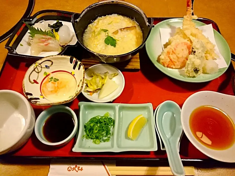 今日のお昼は お客様ご家族様と お食事❣
たらば蟹雑炊御膳♪
椎茸の味しかしなかったけど(笑)|yokoさん