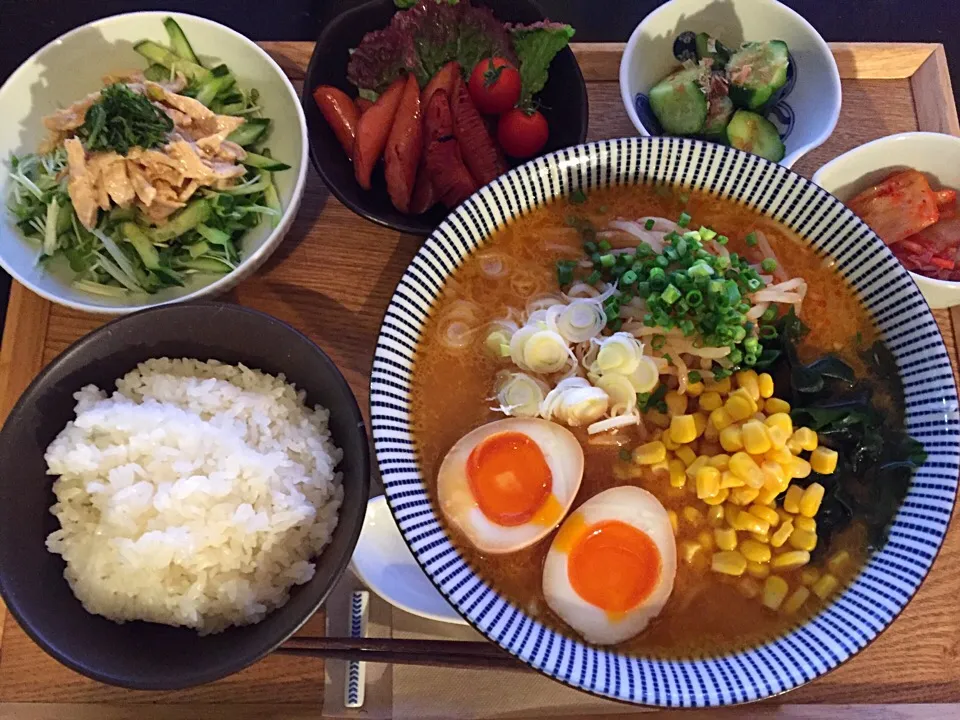 行列の出来るラーメン屋  みそラーメン
棒棒鶏風サラダ
チョリソー
きゅうりの浅漬け
キムチ|ayumiさん