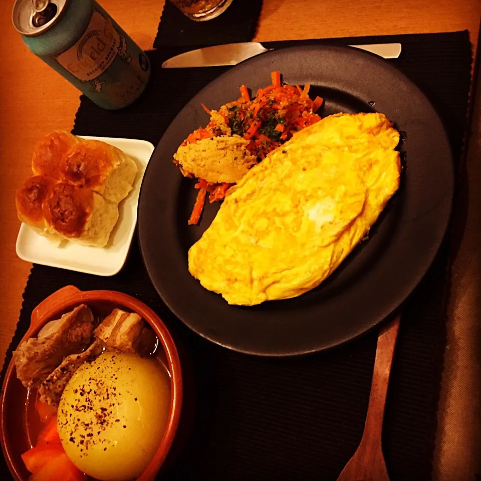 Snapdishの料理写真:丸ごと玉ねぎのスープ、チーズオムレツ。|SH_journeyさん