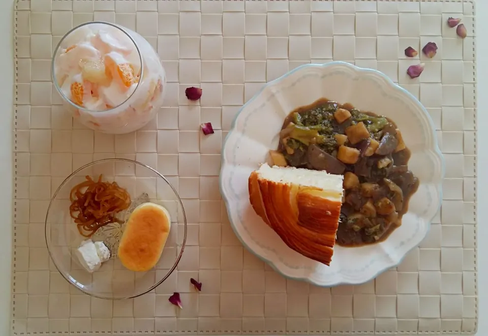 Breakfast: vegetable curry, butter bread, cheese cake, cream cheese, fruit cup.|Liciaさん