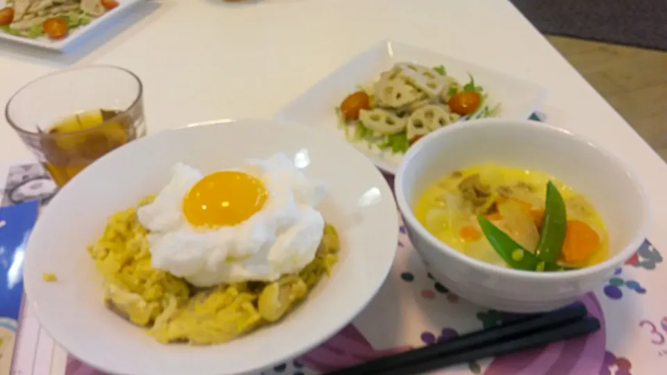 今日はふわふわ淡雪ミルクの親子丼、白みそ肉じゃが、れんこんの梅ミルク和えでランチ☀🍴
全ての料理に牛乳が入っています🍴🐮|松浦あつ子さん