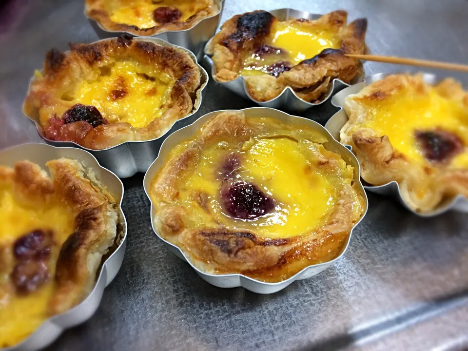 不器用でも美味しそう！( ^ω^ ) りるのんさんの料理 冷凍パイシートで簡単エッグタルト🌸|もっつぁさん