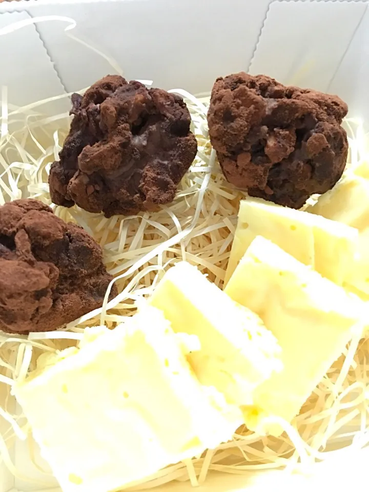 Snapdishの料理写真:バレンタインチョコ♡ナッツと干し葡萄のロックチョコ&ぽんかん生チョコ|チコさん