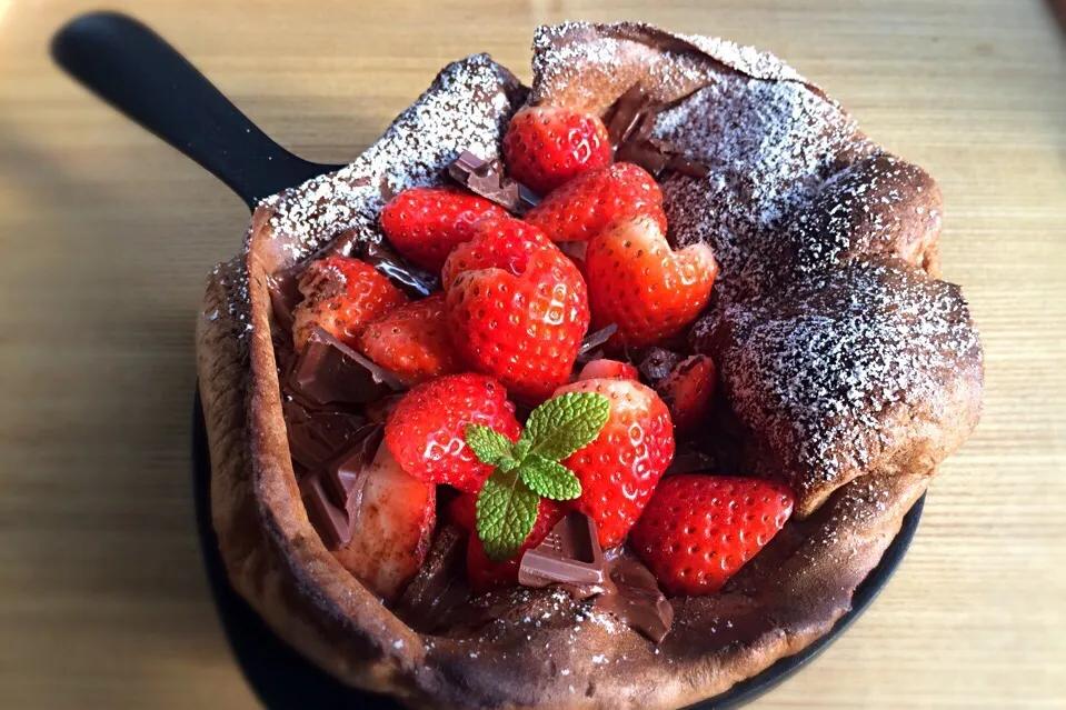 くららさんの料理 ドイツ風パンケーキ ダッチベイビー🇩🇪 ココア入り生地の苺チョコ編🍓|ぷにさんさん