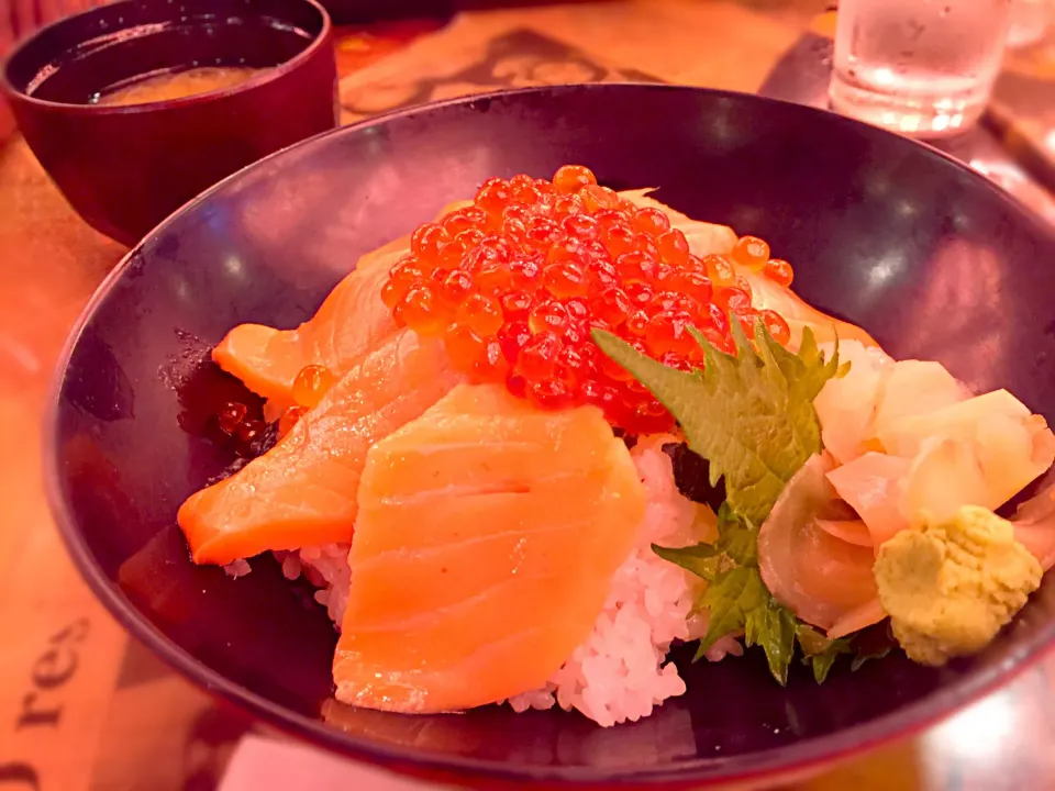 Snapdishの料理写真:サーモン親子丼🍚|マニラ男さん