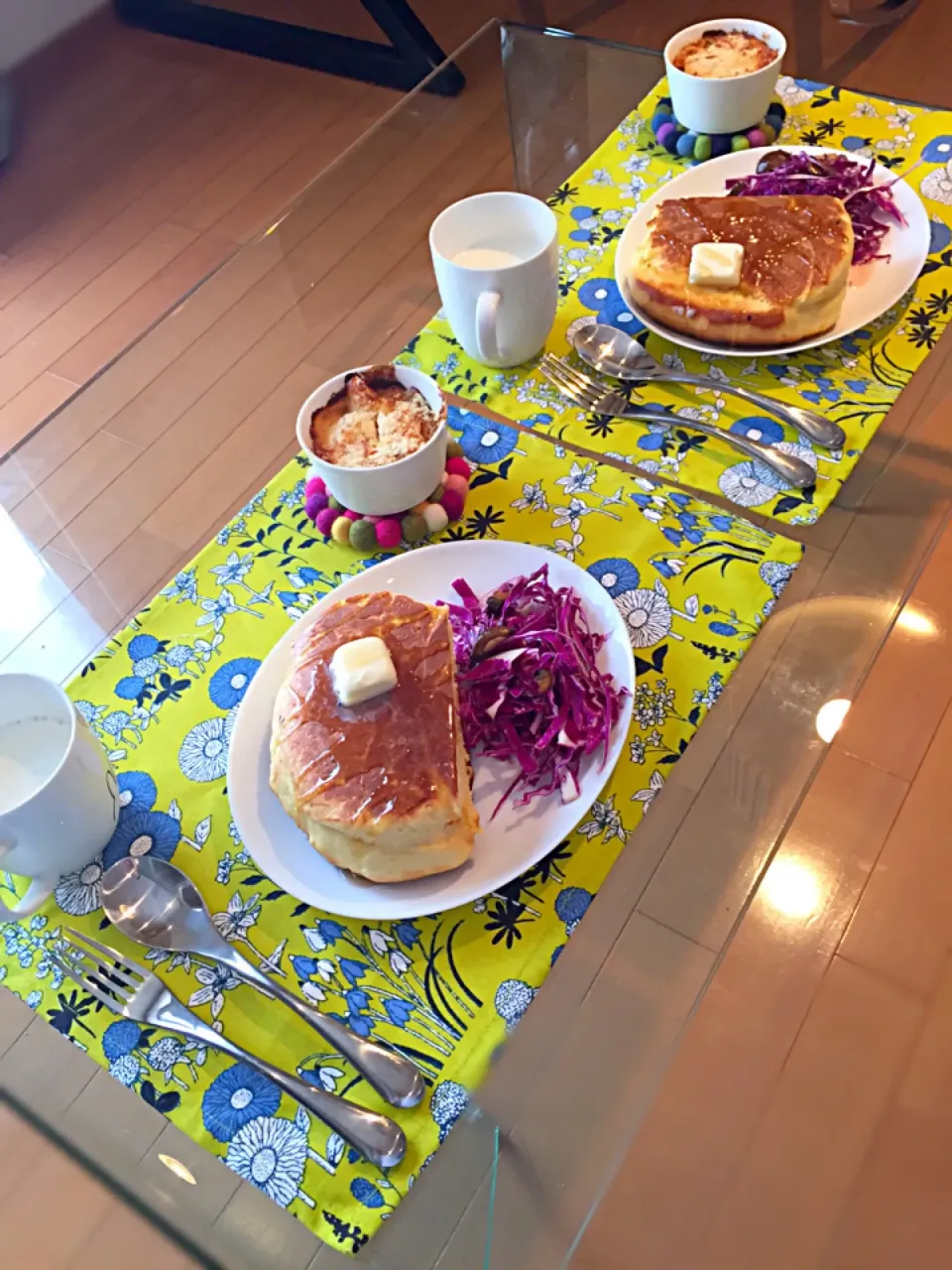 厚焼きパンケーキ、インカのめざめ入りグラタン、マッシュルームとキャベツのサラダ、ホットミルク|mapleさん