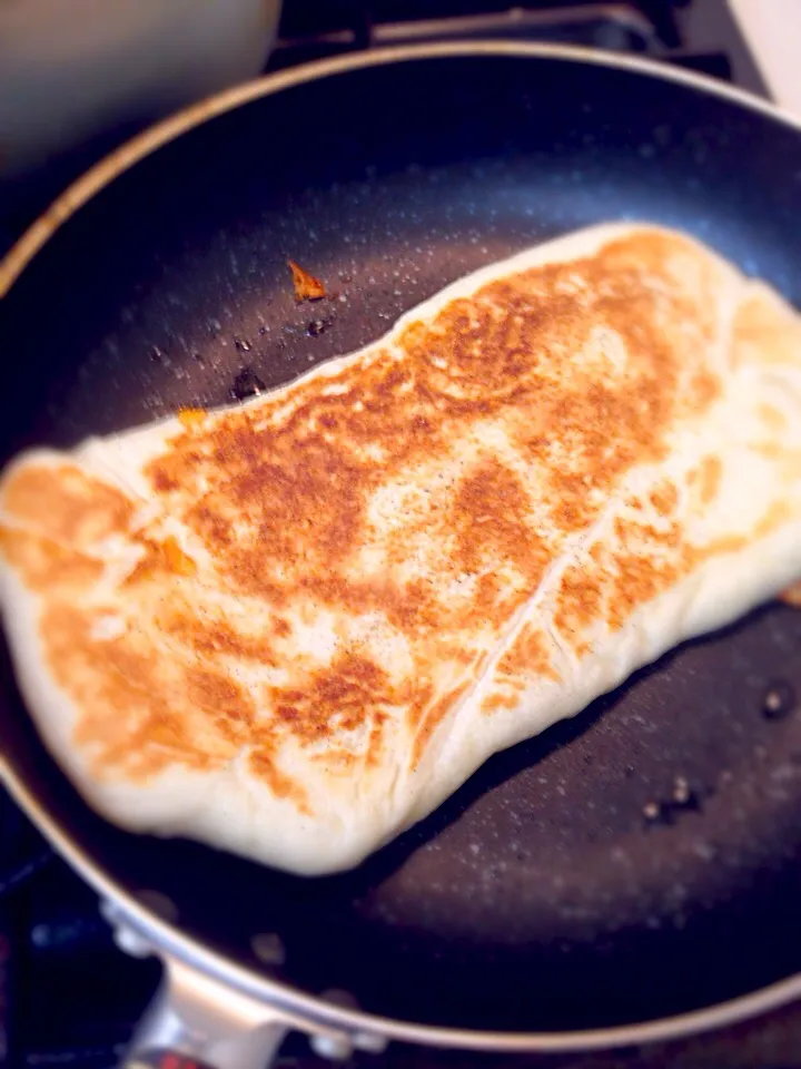 チーズナン作成中🍛|しのてらさん