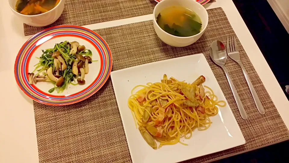 今日の夕食　ごぼうとベーコンのパスタ、豆苗としめじの塩麹炒め、わかめスープ|pinknari🐰🌈さん