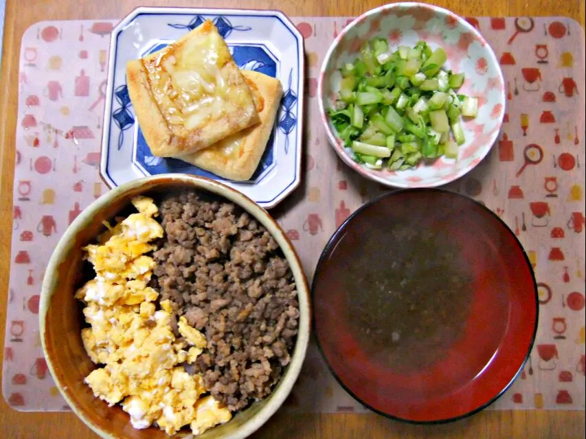 Snapdishの料理写真:１２月14日 そぼろ丼 大根の葉の塩漬け 油揚げのチーズ焼き 干しエビともずくのお吸い物|いもこ。さん