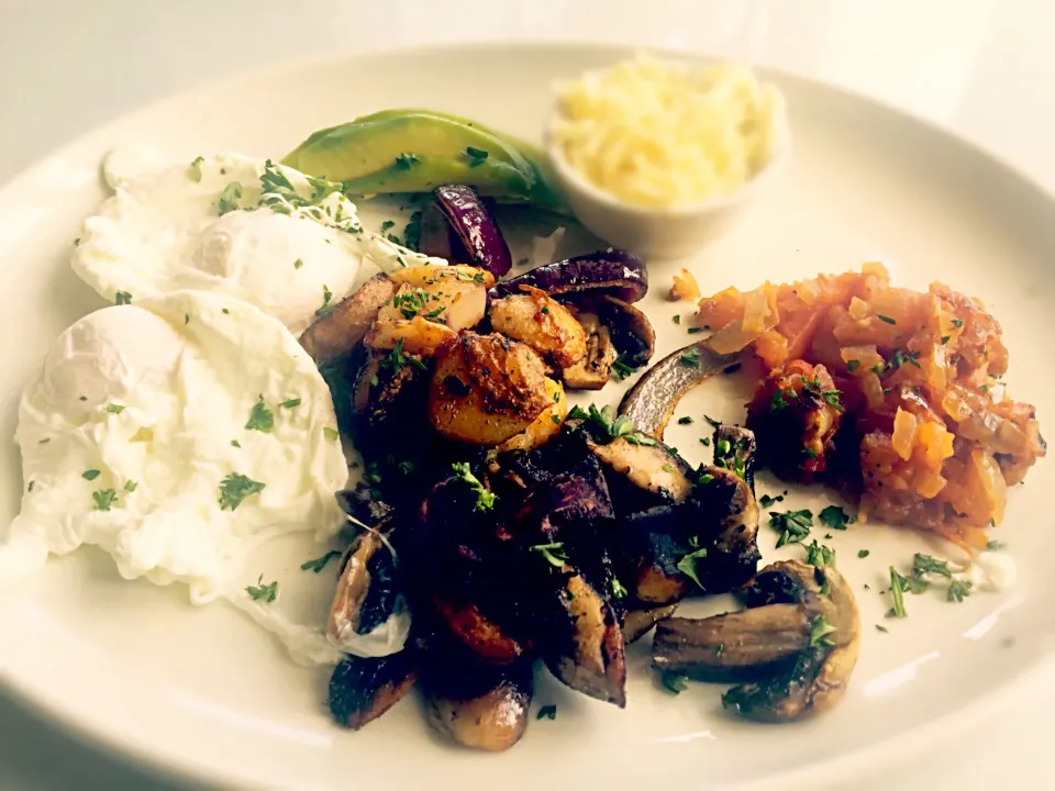 Vegetarian breakfast: 2 poached eggs, herbed mushrooms, potato, onion, avocado, mozzarella and tomato salsa|Sergio Lacuevaさん