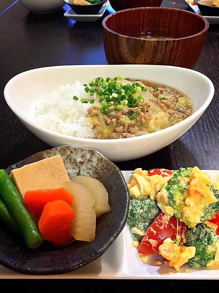 Snapdishの料理写真:⭐️高野豆腐と野菜の煮物
⭐️ブロッコリーとトマトと卵のサラダ
⭐️白菜と豚挽肉のとろとろあんかけご飯
⭐️キャベツと長ネギの味噌汁|よっちぃさん