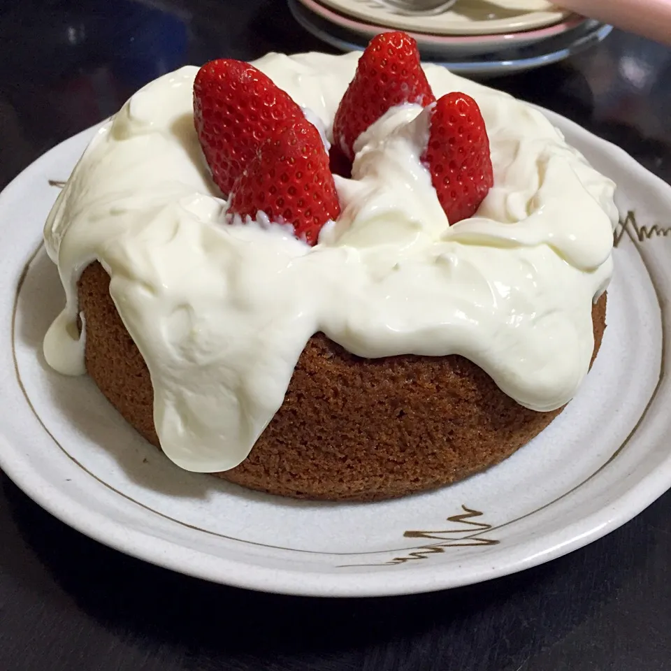 Snapdishの料理写真:ヨーグルトクリームのココアショートケーキ♪|ゆえさん