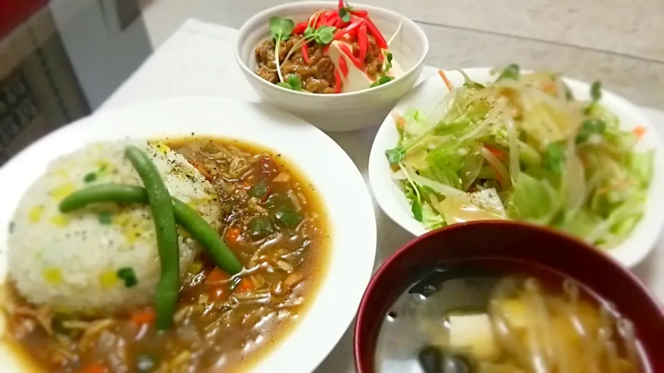 Snapdishの料理写真:たくあん&ｶｲﾜﾚ&天かすご飯に
切り干し大根入り野菜ｶﾚｰ
の晩ごはん✨|kaz(*･ω･)さん