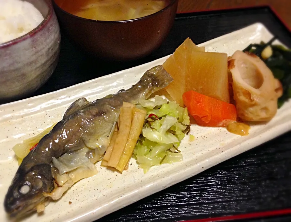 単身赴任の晩ごはん 岩魚のマリネ 大根と竹輪の煮物 キャベツの浅漬け 大根の皮の漬物 ワカメの生姜醤油和え キャベツと玉ねぎのスープ 白飯|ぽんたさん