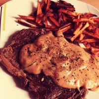 Snapdishの料理写真:Rindersteak mit Süßkartoffelpommes|Jen Caitさん