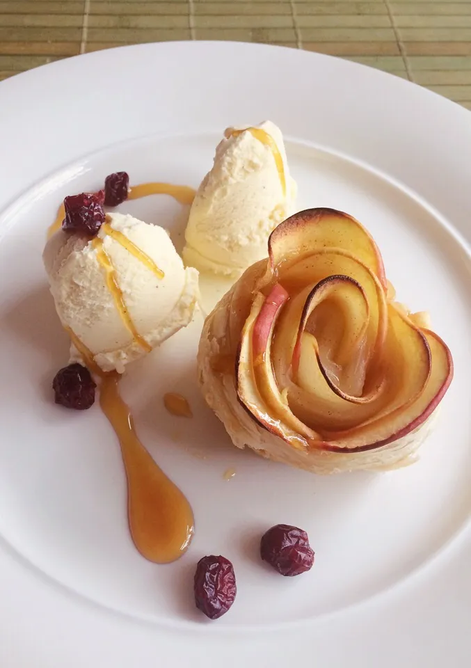 apple roses and vanilla ice cream for Valentine's Day 💕|CatzeMDさん