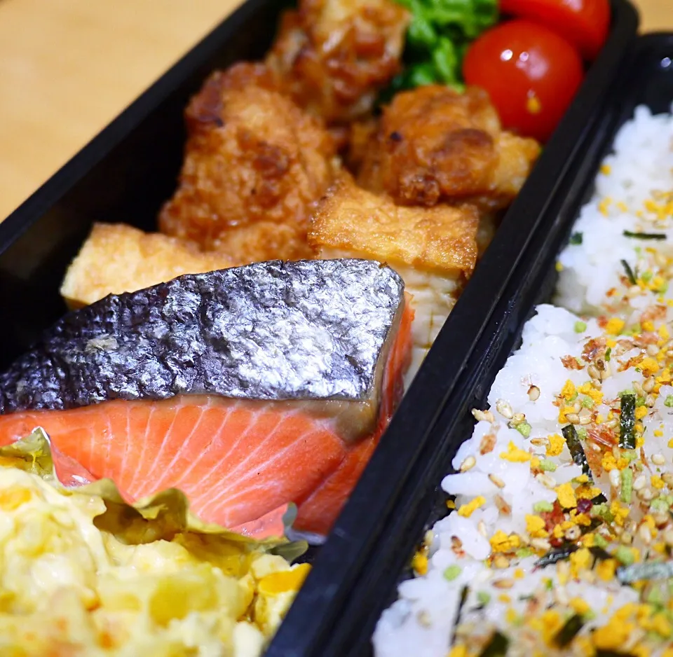 今日の親父弁当！ 鮭・唐揚げ・カボチャとポテトのサラダ|沖縄「ピロピロ」ライフさん