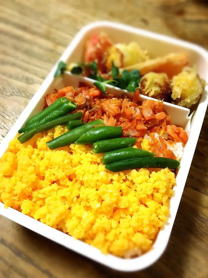 Snapdishの料理写真:今日の三色弁当
卵と鮭のそぼろにインゲン
チーズ入ちくわとハムにカニカマ揚げ
ホントはフライにしたかったけど、パン粉が無い〜！で天ぷら風|akiさん