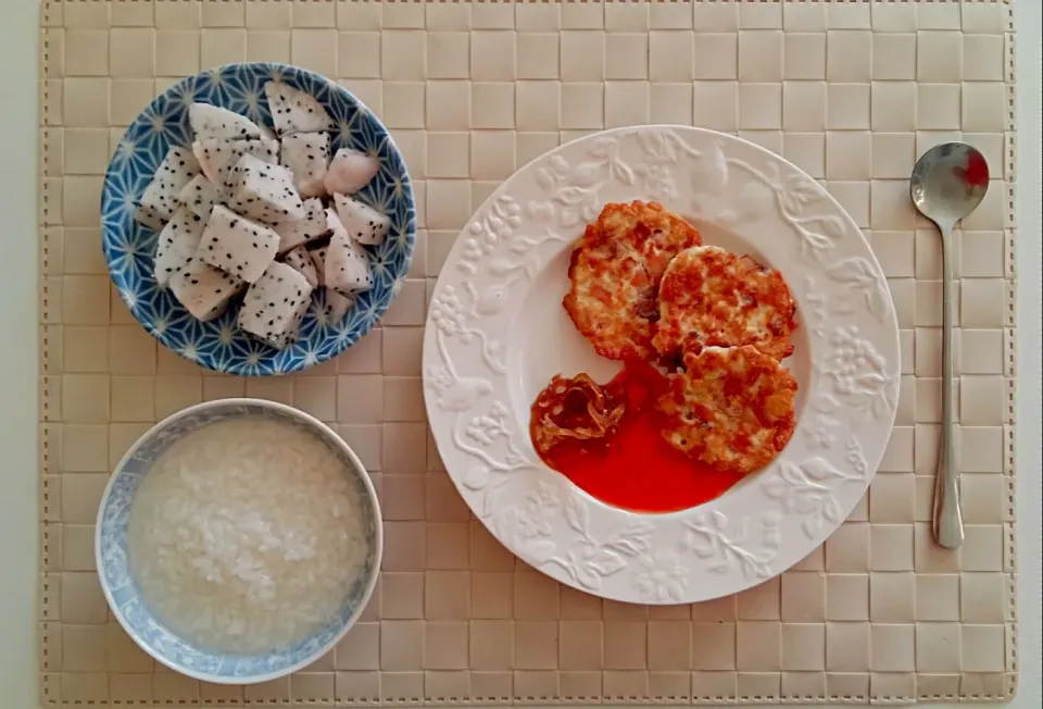 Breakfast: fried tofu cake, congee, sweet & spicy sauce, pitaya fruit.|Liciaさん