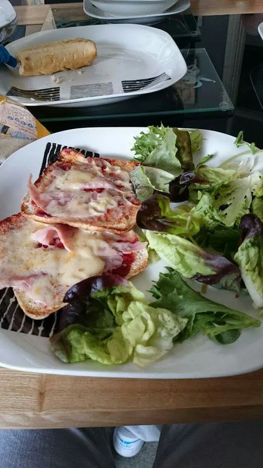 HOME MADE HAM AN PIZZAS WITH SALAD|Tracy Ann Diamantさん