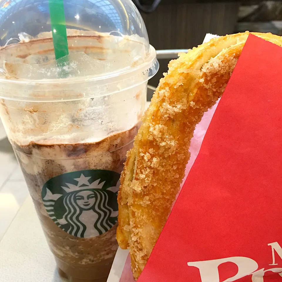 Chcolate fondant Frappuccino and Pretzel|prinSjさん