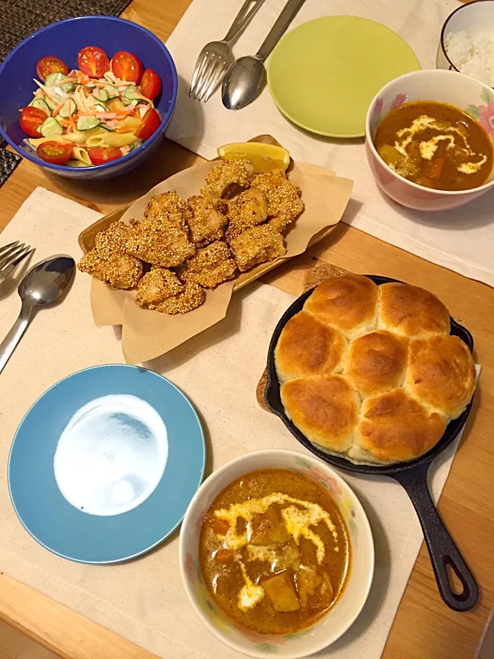 Snapdishの料理写真:昨日の晩ごはん。バターチキンカレー、鶏肉のキヌア揚げ、マカロニサラダ、ちぎりパン。|Daisuke Kasaharaさん