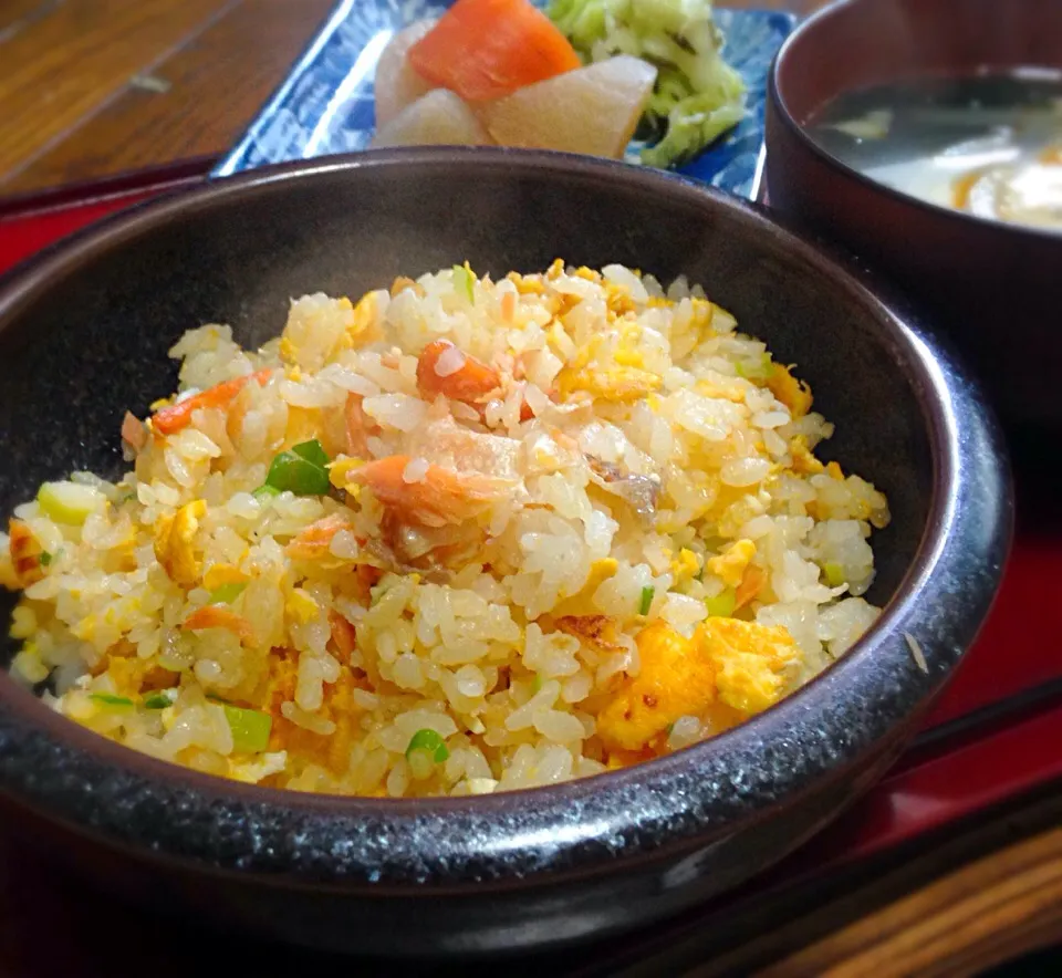 単身赴任の昼ごはん   鮭チャーハン 大根煮物 キャベツの浅漬け 野菜スープ|ぽんたさん