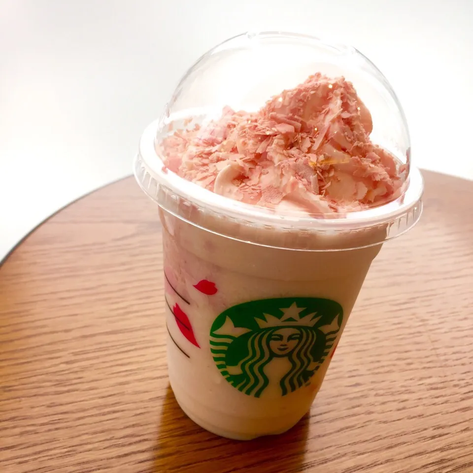 スタバ サクラブロッサム&ストロベリーフラペチーノ🌸🍓|カウンター嬢さん