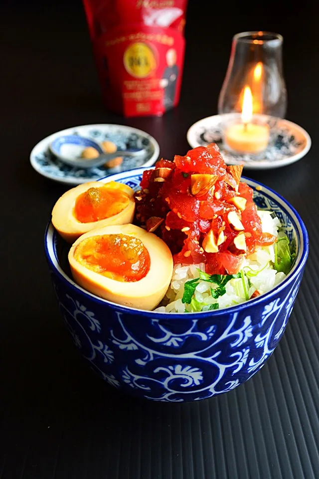 グルメなマグロ漬け丼  パセリレモンご飯とアーモンド入りマグロ漬け丼と昆布つゆ漬け半熟卵|青山金魚さん