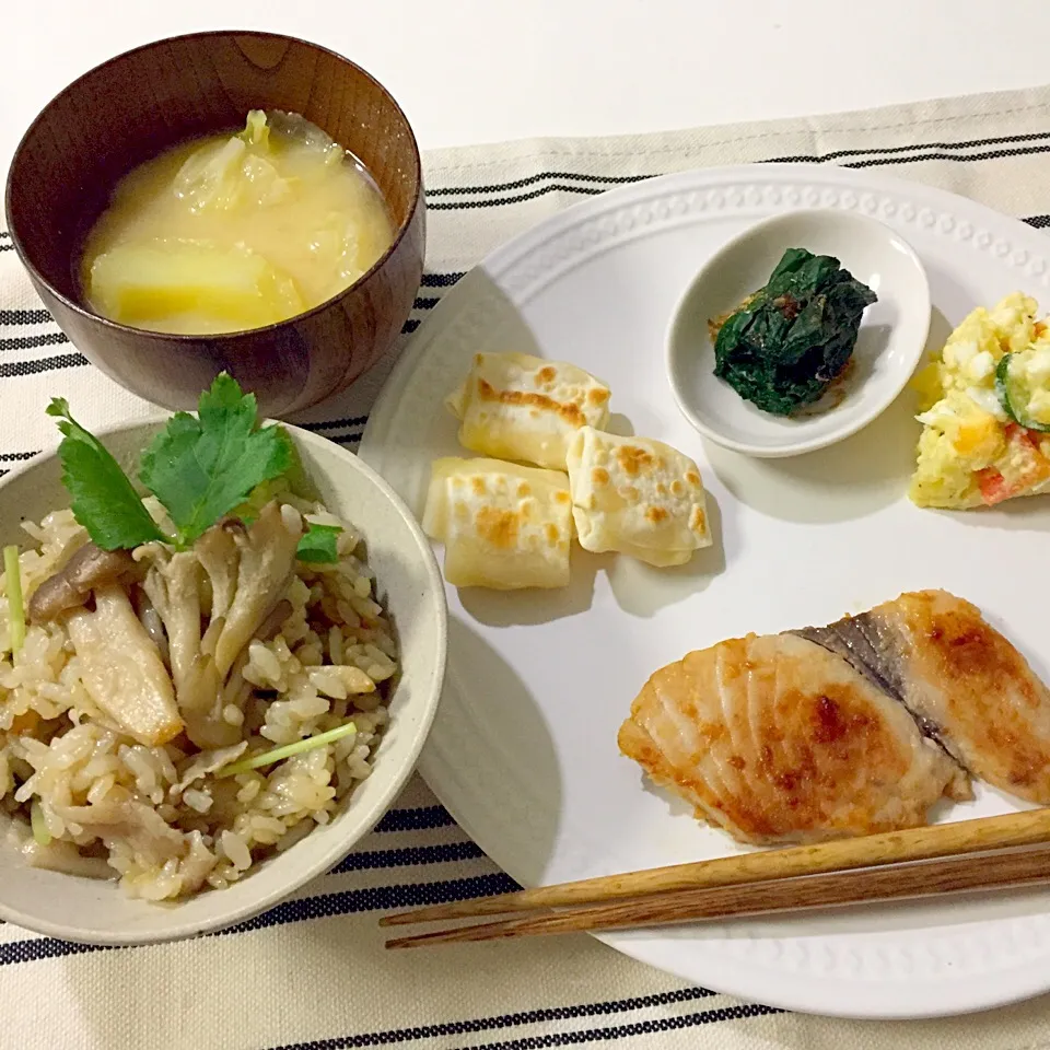 きのこと豚バラの炊き込み御飯・まかじきの西京焼き・ポテトサラダ・ほうれん草のお浸し・餃子の皮チーズ包み・お味噌汁|Accaさん