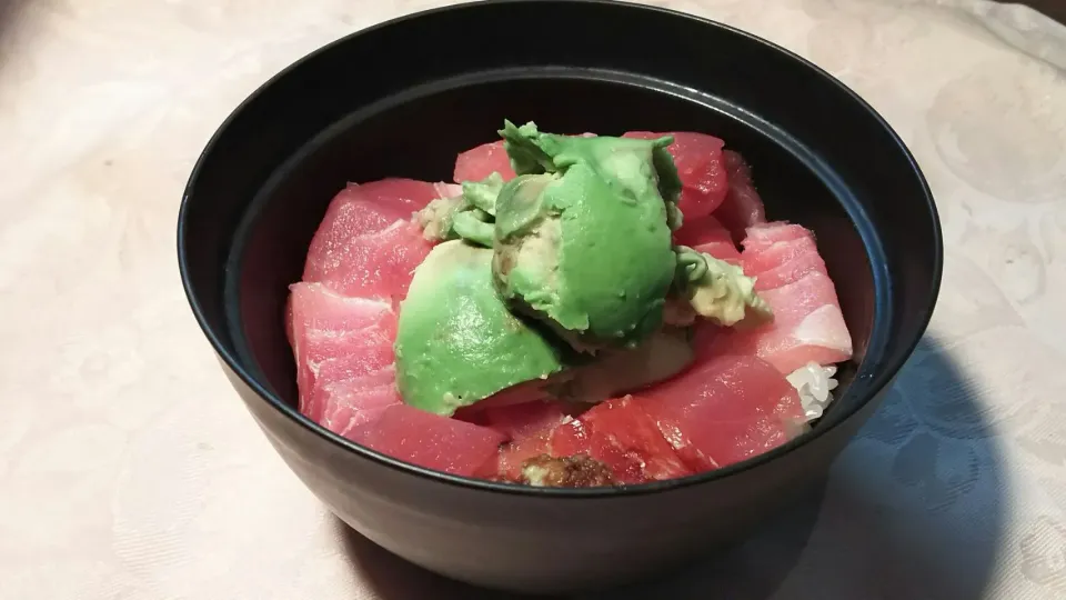 鮪とアボカドのどんぶり〰😋〰酢飯で〰🗿
メキシコ時代、内陸部にいたので海鮮が無く、アボカドに醤油つけてマグロの刺身の代用にしていました〰😅|quitaさん