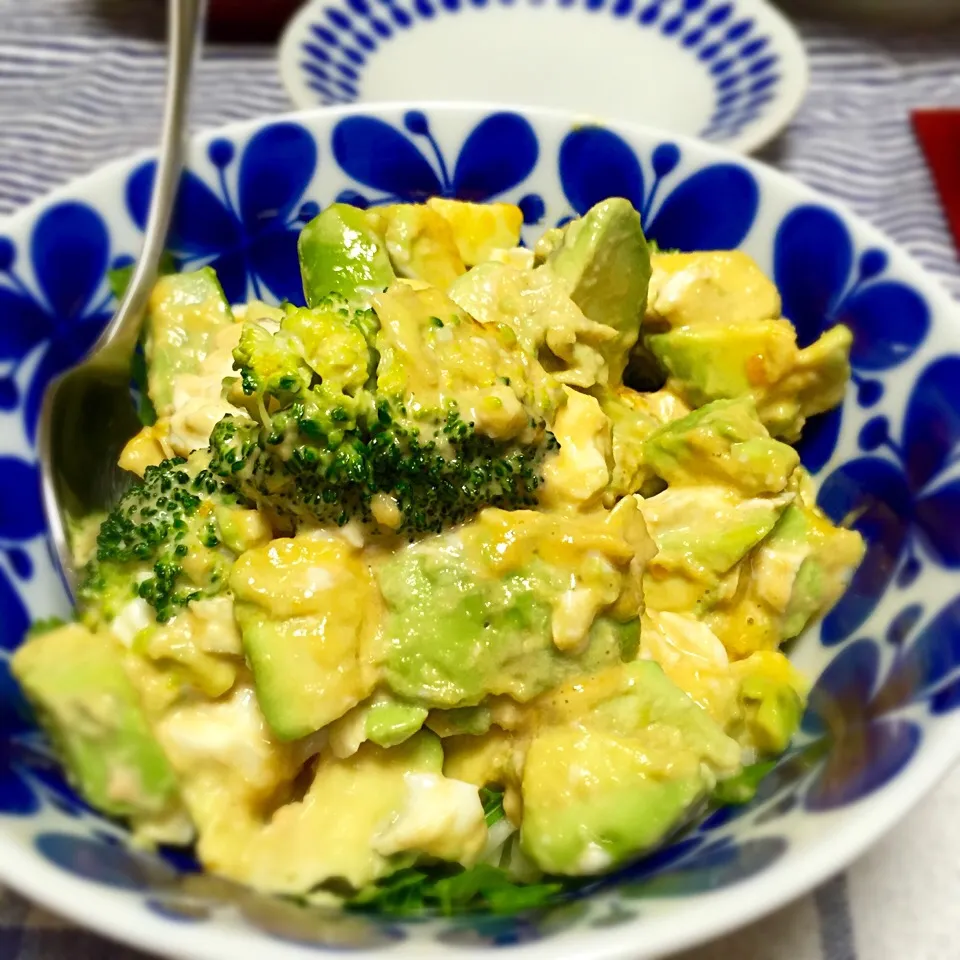 Snapdishの料理写真:今日の夕飯☆ブロッコリーアボカドサラダ|あさこさん