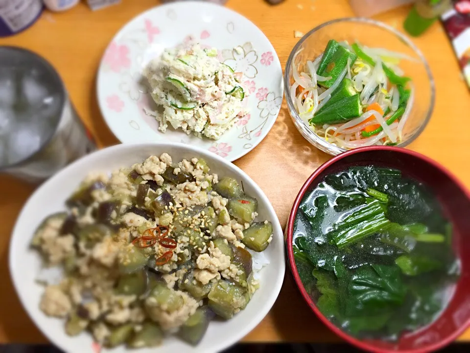 茄子の肉味噌掛けご飯、オクラともやし和え、おからのポテト風サラダ、法蓮草の醤油汁で奥様による晩ご飯🍱🎶🍴|Asa Eiさん