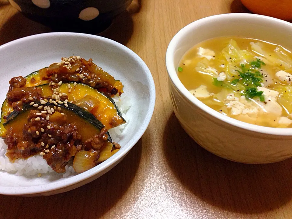 かぼちゃの味噌炒め丼と豆腐と餃子のスープ|こんこんさん