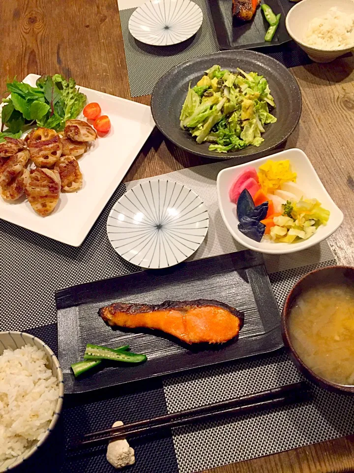 今日の晩ごはん🍚紅鮭の味噌漬け焼き🐟蓮根の豚バラ巻き、アボカドと白菜の塩昆布サラダ🍀お漬物、大根、みょうが、油揚げのお味噌汁💛|まみりんごさん