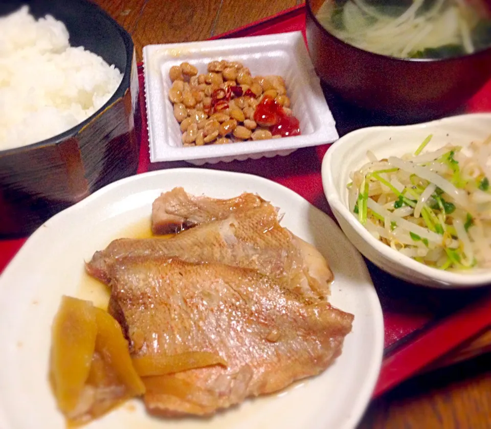 単身赴任の晩ごはん  赤魚の煮付け もやしと豆苗のナムル 納豆をキムチの素で もやし玉ねぎワカメの味噌汁 白飯|ぽんたさん